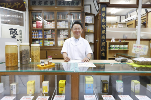 『新京極本店の店内風景』/　 丸薬、顆粒、煎じ薬など、飲むタイプの漢方薬に加え、皮膚病や痛みなどには 入浴剤や軟膏などの外側からのケアも合わせるといった、さまざまな角度からの 症状改善方法をご提案しております。