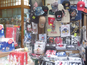 【Ｔシャツ・キャップなど】こんなのも有るのーとビックリ　外国の方にも人気の漢字、浮世絵からパロディ物も。 デザイン、カラーも豊富。 子供サイズから４Lまで沢山ございます。
