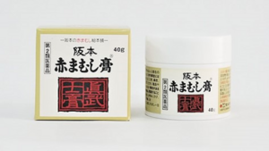 『赤まむし膏』/  親子三代に渡りご愛顧頂く塗り薬はこれ！  赤ちゃんの頃から使用しています！とファンの多い軟膏。 にきび・痒み・手足荒れによく効きます。  【効能・効果】 きりきず・にきび・手足や顔のあれ・かゆみ・ひび・あかぎれ・しもやけ・ いんきん・たむし・水虫・疥癬・くさ