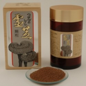 『霊芝顆粒』/  上薬の霊芝で健康寿命をのばそう  霊芝は、サルノコシカケ科のマンネンタケで、生命の恒常性保持(ホメオスタシス)という調整作用を持っています。 忙しい現代人が気軽に飲めるように作られた健康食品。 毎日の健康のために、長期服用ができる上薬です。  厳選された霊芝菌を太い栄養のある広葉樹の原木に植えつけ、 整備された土壌と、調整された温度・湿度・光線のもとに、 栄養を十分に吸い上げて成長した霊芝を原料としています。