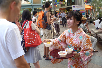 お琴のライブとみつ豆の接待写真2